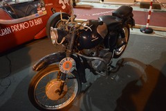 Un'antica Moto Guzzi donata dalla Polizia Locale al Club Storie e Motori Federiciani