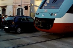 Una manovra azzardata e l'auto rimane bloccata tra le sbarre del passaggio a livello di via Ospedaletto