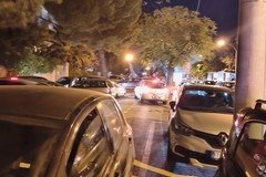 Parcheggio selvaggio su viale Gramsci: autovetture invadono marciapiedi e pista ciclabile