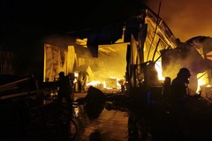 Lavoreranno tutta la notte i Vigili del Fuoco, nell'inferno del capannone di via Barletta