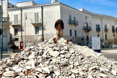 Madre Natura, bambina e macerie in piazza Catuma ad aprire il Festival Castel dei Mondi