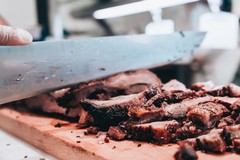 Festival dell’Affumicata: ad Andria il 12 settembre si celebra “u’ m’scìsc’ch’” e la  “salsiccia mb’mèit’”