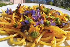 Micro ortaggi e fiori commestibili in tavola: come cambiamo le abitudini degli italiani