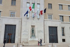 Strage di Parigi, la bandiera della Francia sul Palazzo della Regione Puglia
