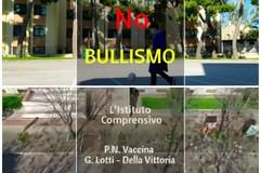 Gli alunni dell’ Istituto comprensivo "Vaccina-Lotti-Della Vittoria" in un flash mob contro il bullismo