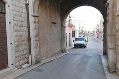 Sanificazione del tratto viario dell'arco di Porta Sant'Andrea, liberato dal guano dei colombi