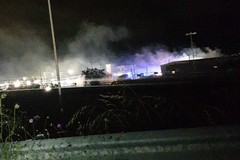 Vasto incendio in un capannone sull'Andria Corato: ingenti danni