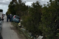 Pirata della strada manda fuori strada Panda con una donna a bordo che rimane ferita