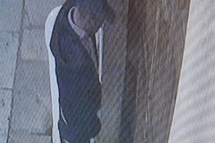 Urina in via San Sebastiano davanti ad un portone di un'abitazione, incurante delle telecamere