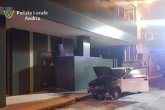 Auto in fiamme in via Giannone: intervento della Polizia Locale e dei Vigili del Fuoco