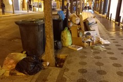 Cartoline da Andria: cestini ricolmi di rifiuti di ogni genere sul corso principale cittadino