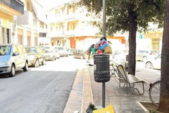 Via Gorizia: sporcizia per la strada ed esose cartelle Tari