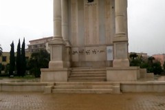 Monumento ai Caduti violato da inaccettabili graffiti