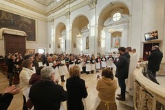 Consegna del grembiule del servizio ai volontari di casa accoglienza
