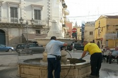 Ripulita stamane la fontana di piazza Porta La Barra