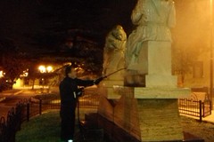 Ad Andria la Società Sangalli ripulisce la statua di Padre Pio in piazza Cappuccini