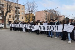 Mancati interventi strutturali da troppi anni, gli studenti del Liceo "Carlo Troya" manifestano in Largo Torneo