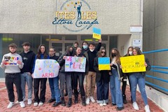 "La guerra non si può umanizzare, si può solo abolire": gli studenti dell'Ites "Ettore Carafa" manifestano per la pace in Ucraina