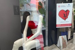 Ad Andria vetrine dei negozi in rosso contro la violenza sulle donne