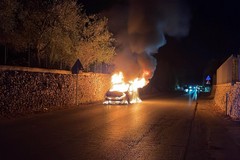 Paura dopo il Santuario del Santissimo Salvatore, auto avvolta dalle fiamme