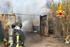 Incendio in casolare abbandonato, per fortuna nessun senza tetto all'interno