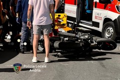 Automobile e moto, incidente in via Catullo. La Polizia locale sul posto