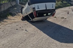 Auto si ribalta sulla provinciale 12, alla guida un 82enne in codice rosso