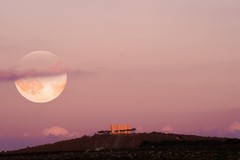 La Superluna del Castoro splende su Castel del Monte: incanta appassionati e emoziona romantici
