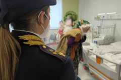In pediatria ad Andria arriva la Befana del poliziotto