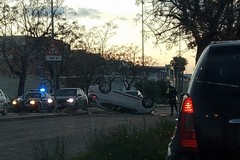Grave incidente in zona Pip, auto ribaltata a centro strada