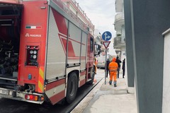 Allarme fuga di gas in via Giunizzelli, le forze dell'ordine alla ricerca di un'auto fuggita dopo danno a conduttura