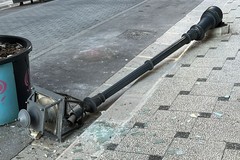 Palo giù in via Regina Margherita, rimosso e rattoppato il marciapiede