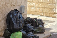 Rifiuti indifferenziati abbandonati ad un angolo in pieno centro ad Andria