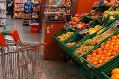 Chiedono l'elemosina in due davanti al supermercato, scoppia la rissa