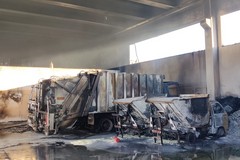 A fuoco mezzi della raccolta rifiuti a Minervino murge: sul posto i VV.F., indagini dei Carabinieri della Compagnia di Andria