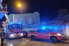 Incendio al quarto piano di una palazzina in via Basilicata: molti danni ma nessun ferito. Le FOTO