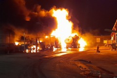 Grosso incendio manda in fumo decine di mezzi in un deposito in via Sgarantiello