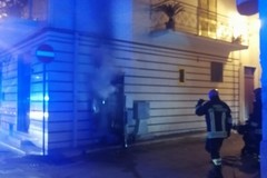 Ignoti danno fuoco da un quadro elettrico su via Castromonte/Cialdini: sul posto i Vigili del fuoco