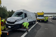 Due persone ferite a seguito di un ribaltamento di un furgone sull'A/14 tratto Andria Trani
