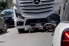 Scontro tra bici elettrica e camion in centro a Andria: un 65enne in codice rosso
