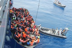 49 migranti: la realtà arretra, la propaganda avanza