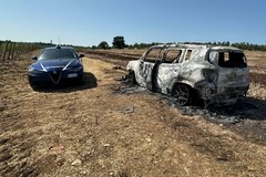 Jeep Renegade data alle fiamme e abbandonata in un terreno sito lungo la SP 174