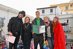 Un tripudio di colori ed allegria: ecco il Carnevale di Pace 2025 messo in scena ad Andria