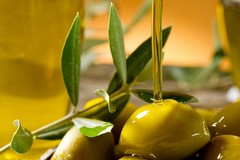 Olio extra vergine d'oliva: sempre più straniero mentre crescono le sofisticazioni