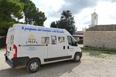 Il Vescovo Luigi Mansi dona un furgone alla Cooperativa “A Mano Libera”