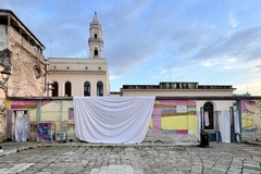 L’Officina San Domenico si ricopre di teli bianchi per le vittime del genocidio a Gaza