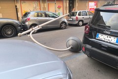 Via Napoli: per il forte vento cade palo della pubblica illuminazione