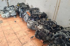 Auto rubate e cannibalizzate: sequestrati veicoli e migliaia di pezzi destinati al mercato illecito