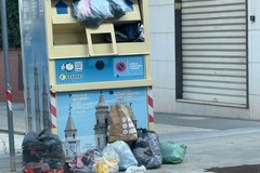 Cassoni per la raccolta degli indumenti usati presi d'assalto: incivili lasciano rifiuti indifferenziati