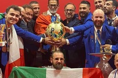 La nazionale di acconciatura, capitanata dal trainer Mario Piccininno sul podio del campionato mondiale